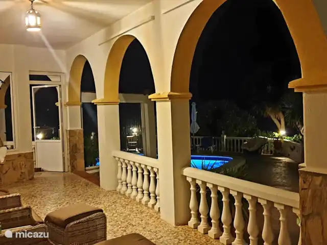 Casa Mirador, vista al mar, privado, lujo en España, Costa del Sol, Torrox - casa vacacional Por la noche también es agradable sentarse en la terraza.