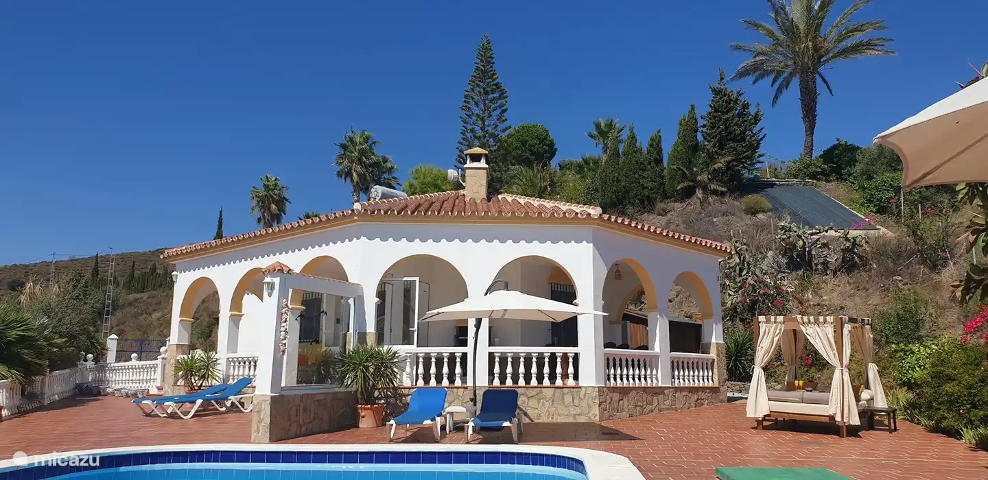 Il y a six chaises longues réglables avec des tables d'appoint. Vous pouvez également opter pour des fauteuils confortables avec des dossiers réglables pour lire un livre ou admirer la mer. Et il y a aussi un lit de salon, une chaise berçante et un fauteuil paresseux pour se détendre ensemble ou seul.