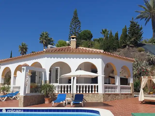 Casa Mirador, vista al mar, privado, lujo en España, Costa del Sol, Torrox - casa vacacional Hay seis tumbonas ajustables con mesas laterales. También puedes optar por cómodos sillones con respaldo regulable para leer un libro o contemplar el mar. Y también hay una cama lounge, una mecedora y una silla perezosa para relajarse juntos o solos.