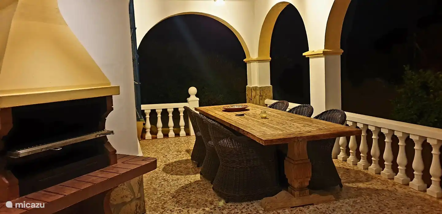 Le barbecue extérieur est situé près de la table à manger.