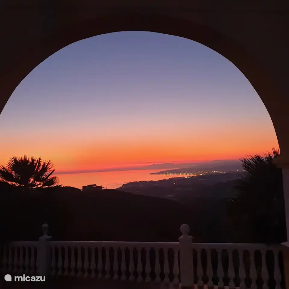 Les couchers de soleil sont différents à chaque fois et toujours magnifiques. C'est la vue depuis votre chaise longue sur la véranda.