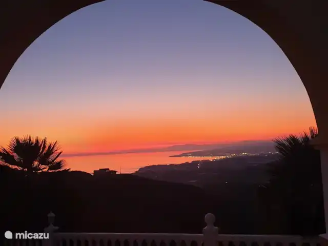 Casa Mirador, vista al mar, privado, lujo en España, Costa del Sol, Torrox - casa vacacional Las puestas de sol son diferentes cada vez y siempre hermosas. Esta es la vista desde su sillón en la terraza.
