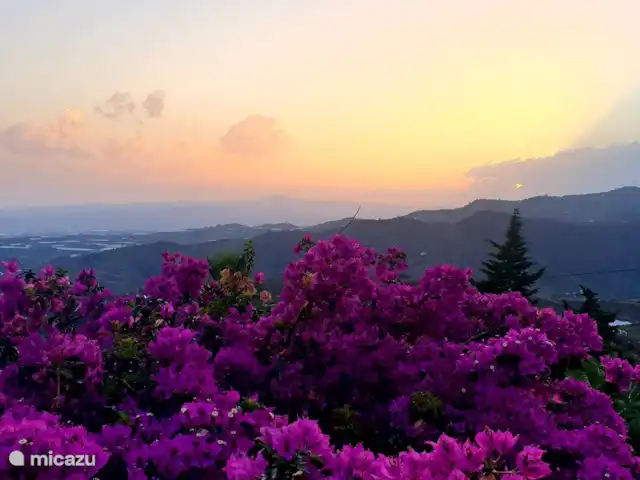 Casa Mirador, vista al mar, privado, lujo en España, Costa del Sol, Torrox - casa vacacional Hermosa vista, incluso en la noche cuando se pone el sol.