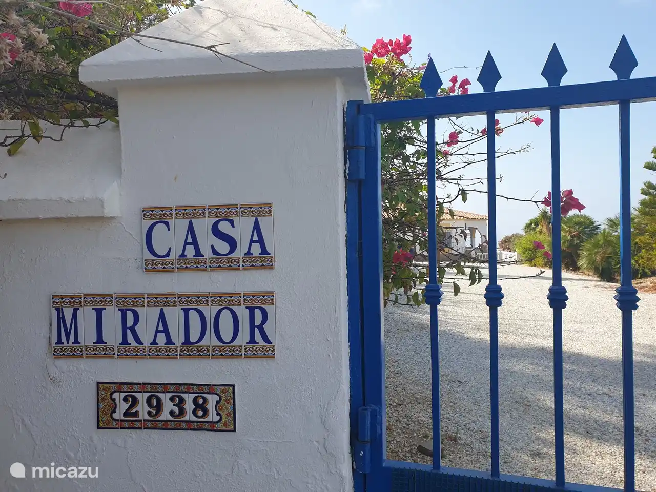 Accès au site par un portail qui peut également être fermé à clé. L'ensemble du site est en outre protégé par une clôture.