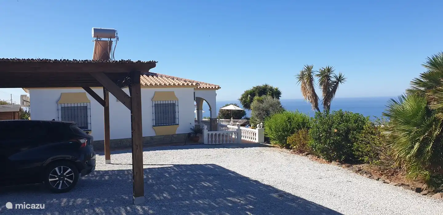 Devant la maison se trouve un carport pour deux voitures. Votre voiture peut donc être bien ombragée.