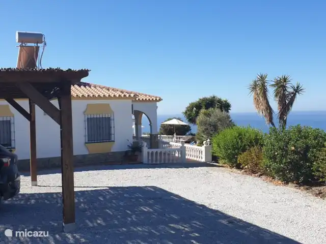 Casa Mirador, vista al mar, privado, lujo en España, Costa del Sol, Torrox - casa vacacional En frente de la casa hay una cochera para dos autos. Por lo tanto, su automóvil puede estar bien sombreado.