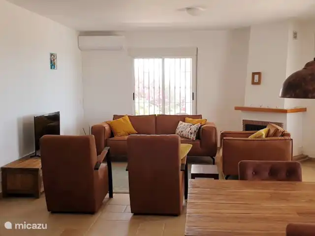 Casa Mirador, vista al mar, privado, lujo en España, Costa del Sol, Torrox - casa vacacional En la sala de estar puede sentarse cómodamente y ver la televisión. El aire acondicionado asegura que esté fresco adentro cuando hace calor afuera.