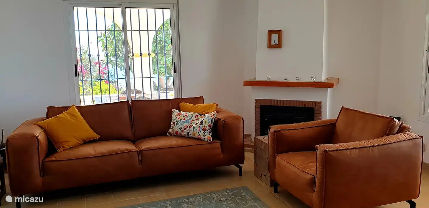 Il y a suffisamment d'espace dans le salon pour s'asseoir confortablement avec six personnes.