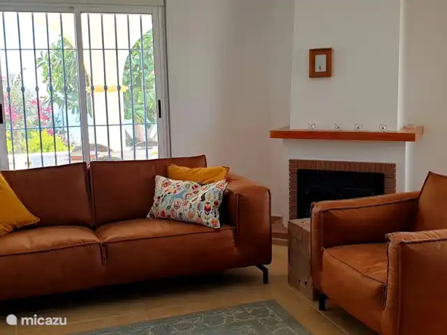 Casa Mirador, vista al mar, privado, lujo en España, Costa del Sol, Torrox - casa vacacional Hay suficiente espacio en la sala de estar para sentarse cómodamente con seis personas.