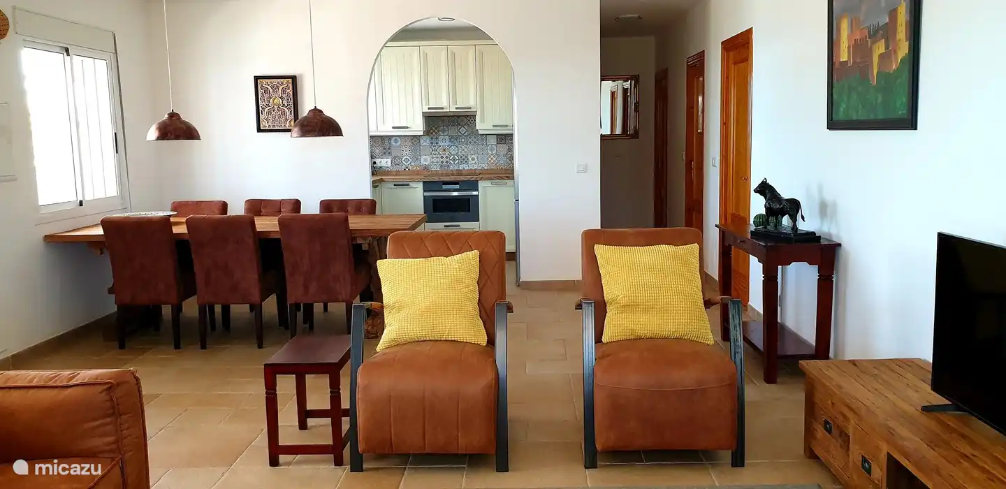 S'il fait trop froid pour manger dehors sur la véranda, vous pouvez prendre le petit déjeuner ou le dîner à l'intérieur à la table à manger.