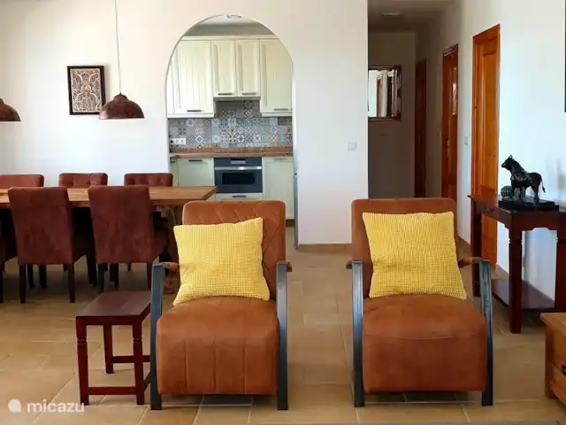 Casa Mirador, vista al mar, privado, lujo en España, Costa del Sol, Torrox - casa vacacional Si hace demasiado frío para comer afuera en la terraza, puede desayunar o cenar adentro en la mesa del comedor.
