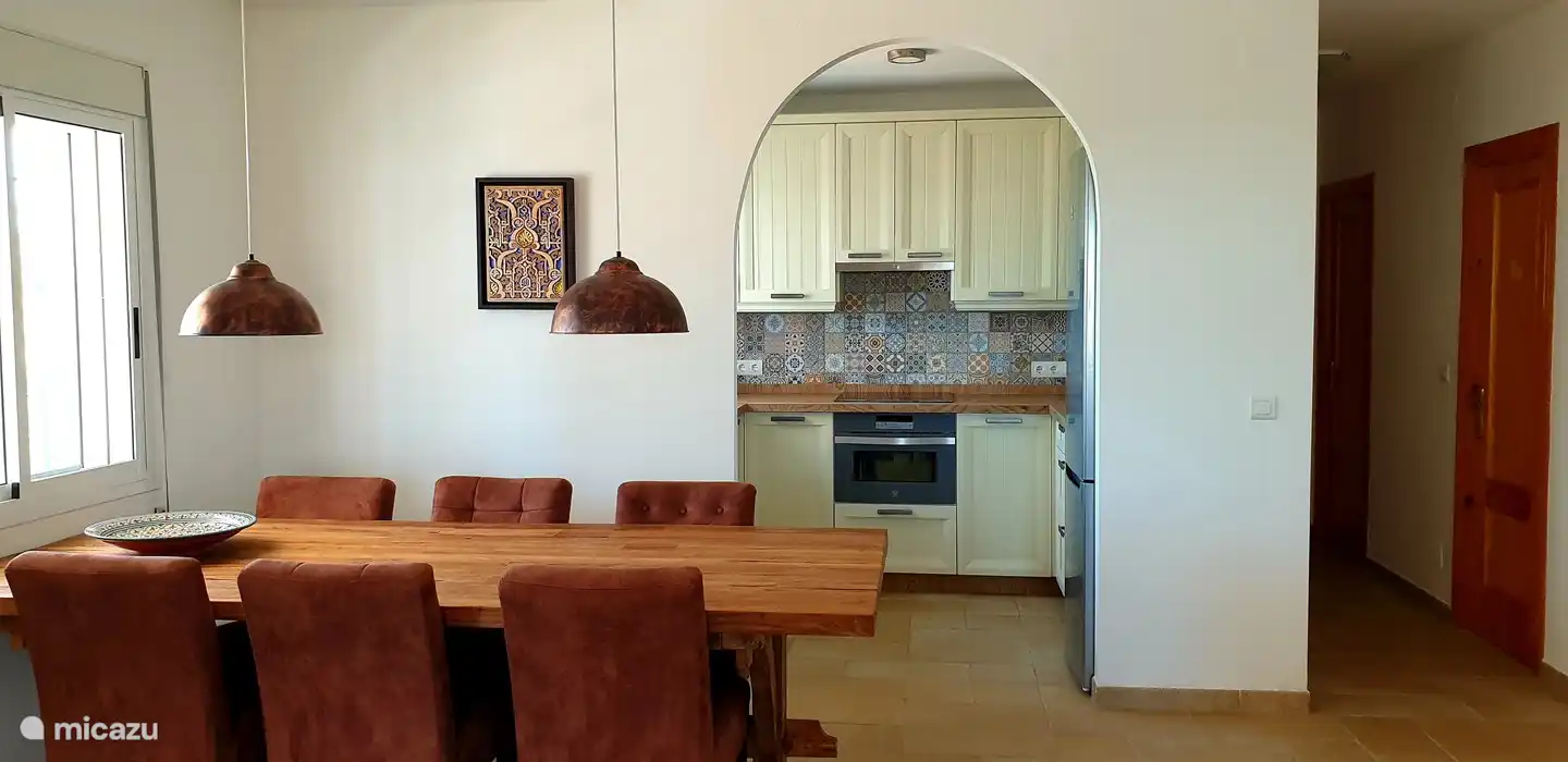 La cuisine ouverte a été construite en 2019 et est entièrement équipée. Avec une combinaison congélateur-froid, plaque à induction, lave-vaisselle et beaucoup d'espace de rangement.