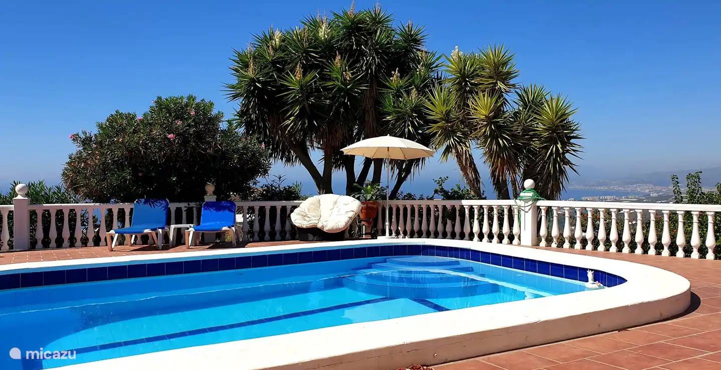 La piscine est au soleil toute la journée. Flottant sur un matelas pneumatique donne une merveilleuse sensation de vacances. Et bien sûr la merveilleuse Lazy Chair