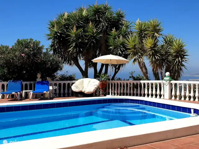 Casa Mirador, vista al mar, privado, lujo en España, Costa del Sol, Torrox - casa vacacional La piscina está al sol todo el día. Flotar en un colchón de aire da una maravillosa sensación de vacaciones. Y por supuesto la maravillosa Lazy Chair