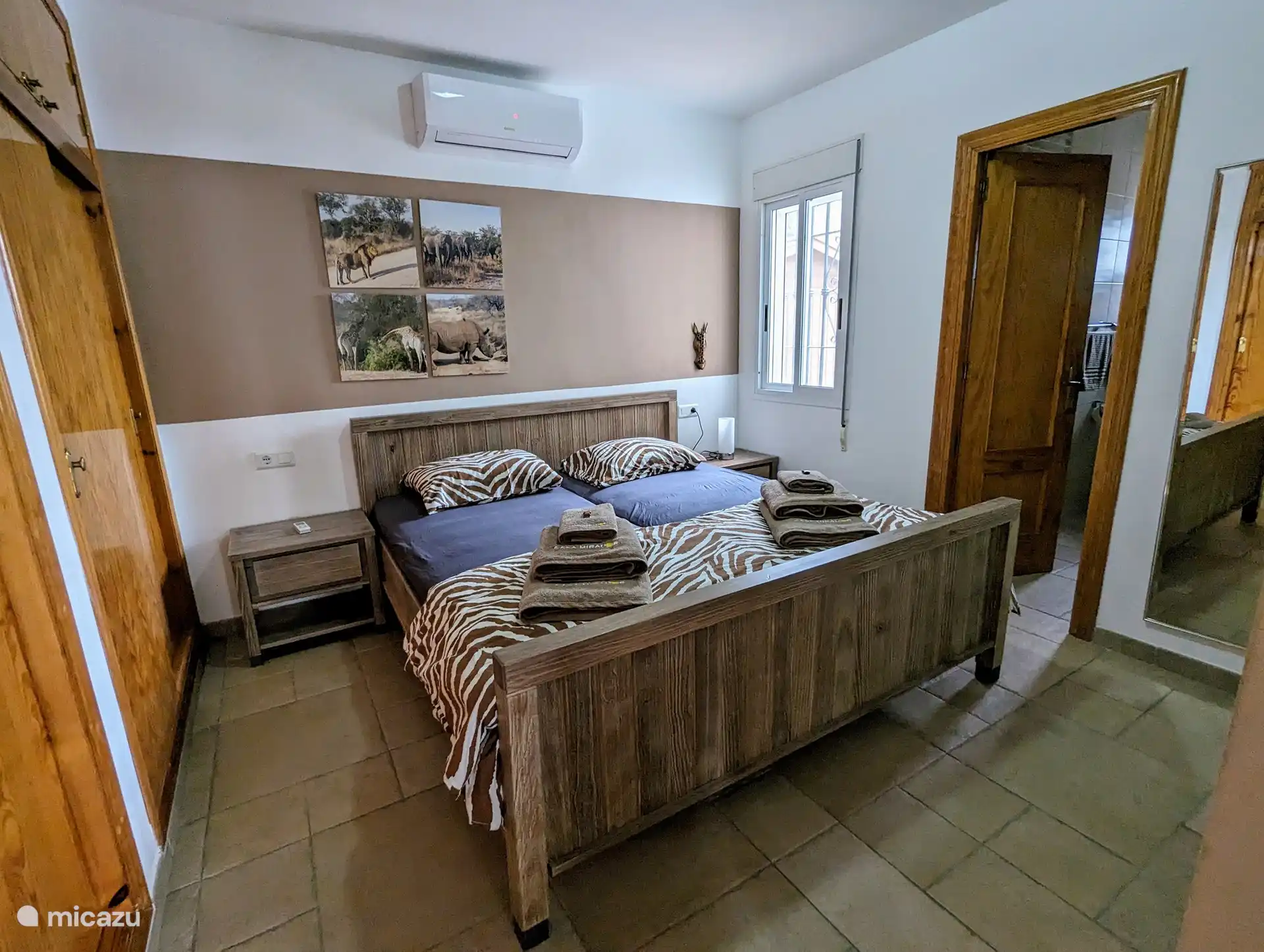 Dans la chambre principale se trouvent deux grands placards avec rangement et penderie. La salle de bain est attenante. Il y a la climatisation dans la chambre.