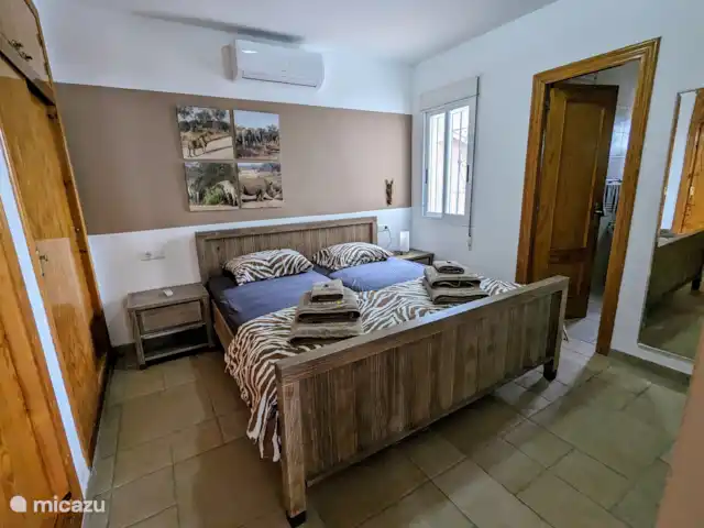 Casa Mirador, vista al mar, privado, lujo en España, Costa del Sol, Torrox - casa vacacional En el dormitorio principal hay dos armarios grandes con almacenamiento y espacio para colgar. El baño es en suite. Hay aire acondicionado en el dormitorio.