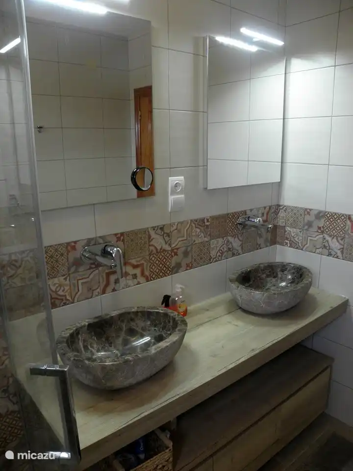 Les deux salles de bains ont été construites en 2019, avec double vasque, douche et toilettes. Ceci est la salle de bain en suite.