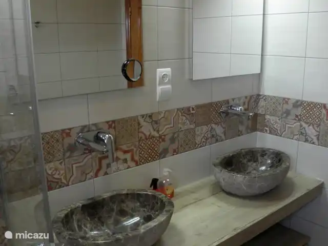 Casa Mirador, vista al mar, privado, lujo en España, Costa del Sol, Torrox - casa vacacional Ambos baños fueron construidos en 2019, con doble lavabo, ducha e inodoro. Este es el baño en suite.