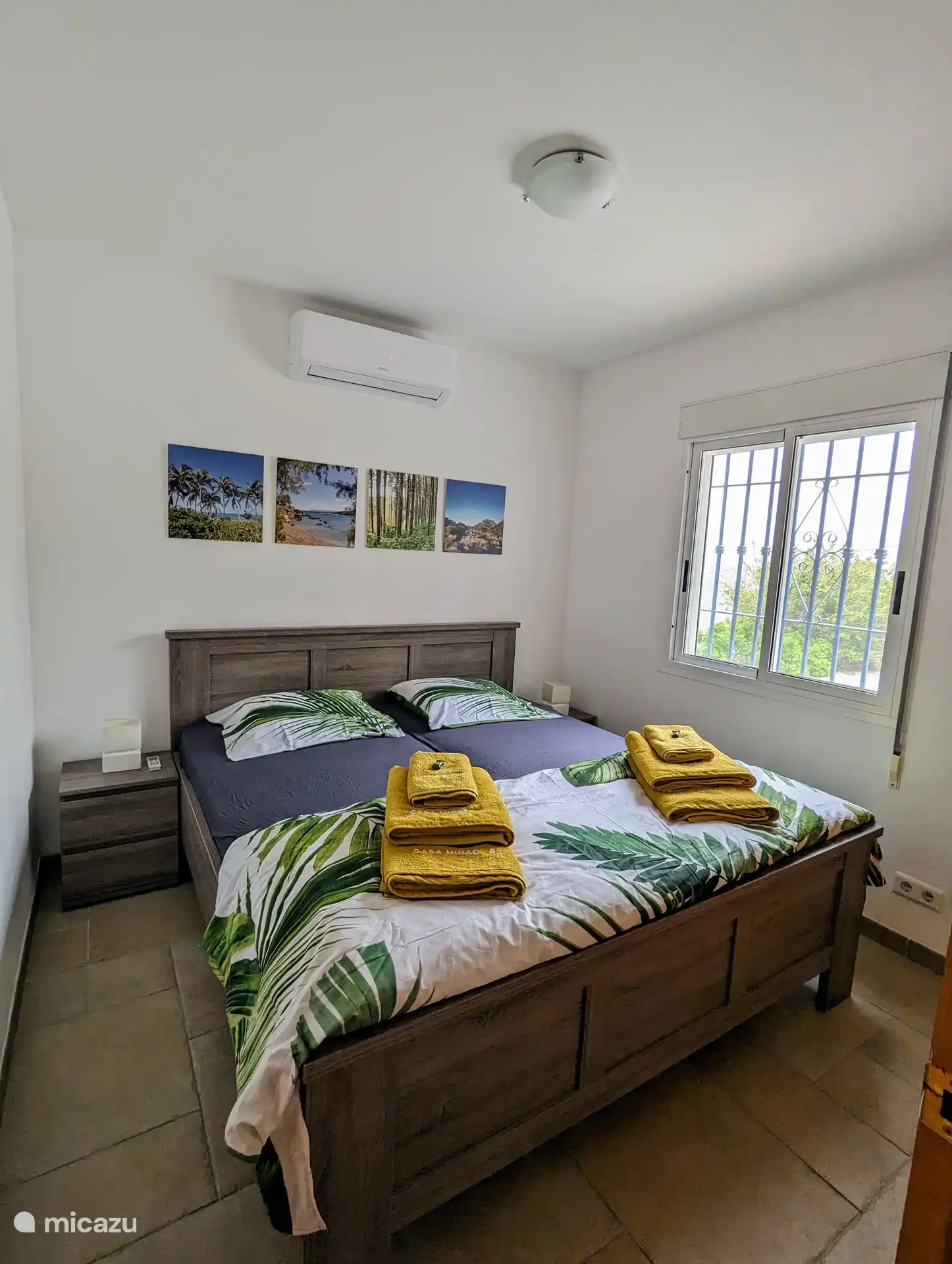 Cette chambre a un lit double. Il y a une grande armoire avec une penderie et une zone pour les jambes. Aussi dans cette chambre est la climatisation (froid et chaud).