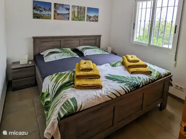 Casa Mirador, vista al mar, privado, lujo en España, Costa del Sol, Torrox - casa vacacional Este dormitorio tiene una cama doble. Hay un amplio armario con una zona para colgar y otra para las piernas. También en este dormitorio hay aire acondicionado (frío y calor).