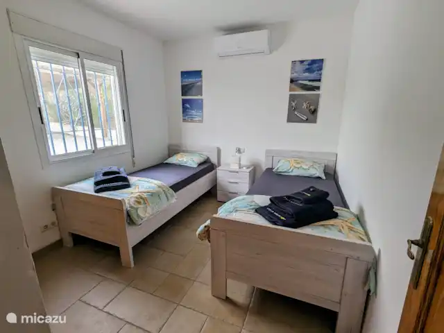 Casa Mirador, vista al mar, privado, lujo en España, Costa del Sol, Torrox - casa vacacional Este dormitorio tiene dos camas individuales. Hay un amplio armario con una cortina y un estante. También en este dormitorio hay aire acondicionado (frío y calor).