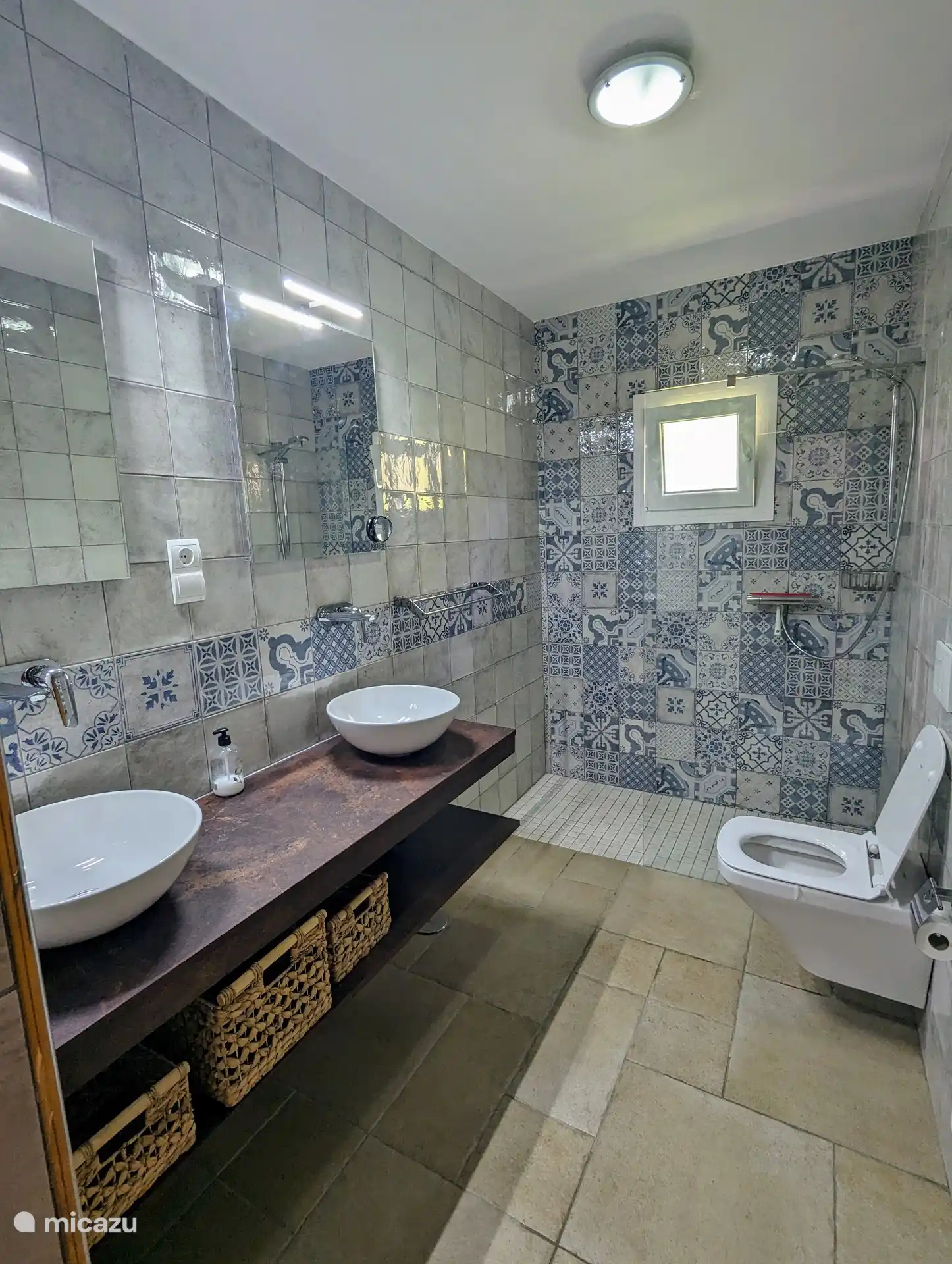 Les deux salles de bains ont été construites en 2019, avec double vasque, douche et toilettes. C'est la salle de bain pour les deux autres chambres.