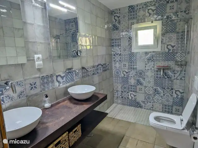 Casa Mirador, vista al mar, privado, lujo en España, Costa del Sol, Torrox - casa vacacional Ambos baños fueron construidos en 2019, con doble lavabo, ducha e inodoro. Este es el baño de los otros dos dormitorios.
