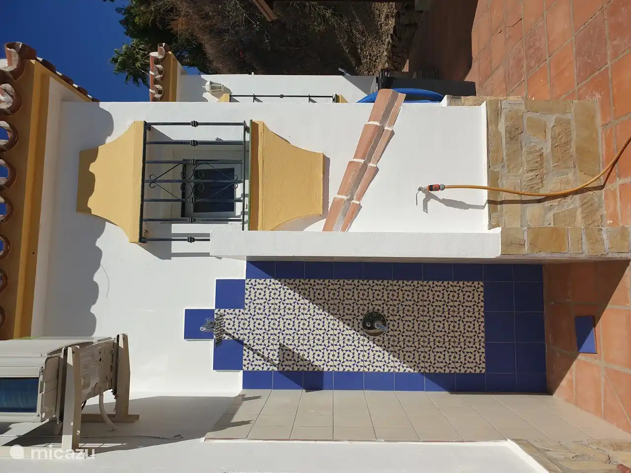 La douche extérieure avec eau chaude et froide.