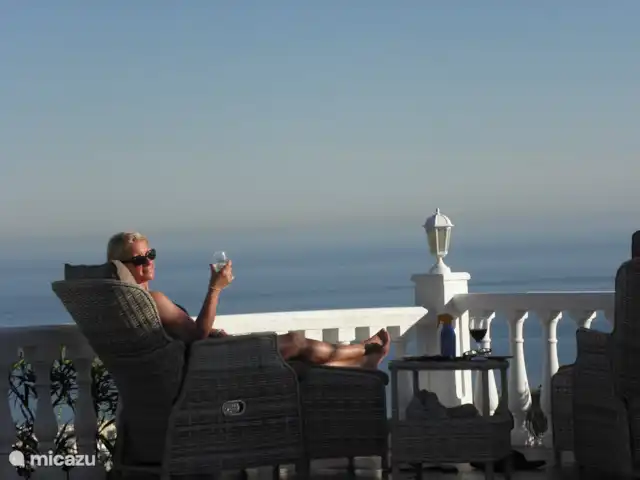 Casa Mirador, vista al mar, privado, lujo en España, Costa del Sol, Torrox - casa vacacional Tranquilamente contemplando el mar con una copa de vino o un zumo en tu sillón perezoso.