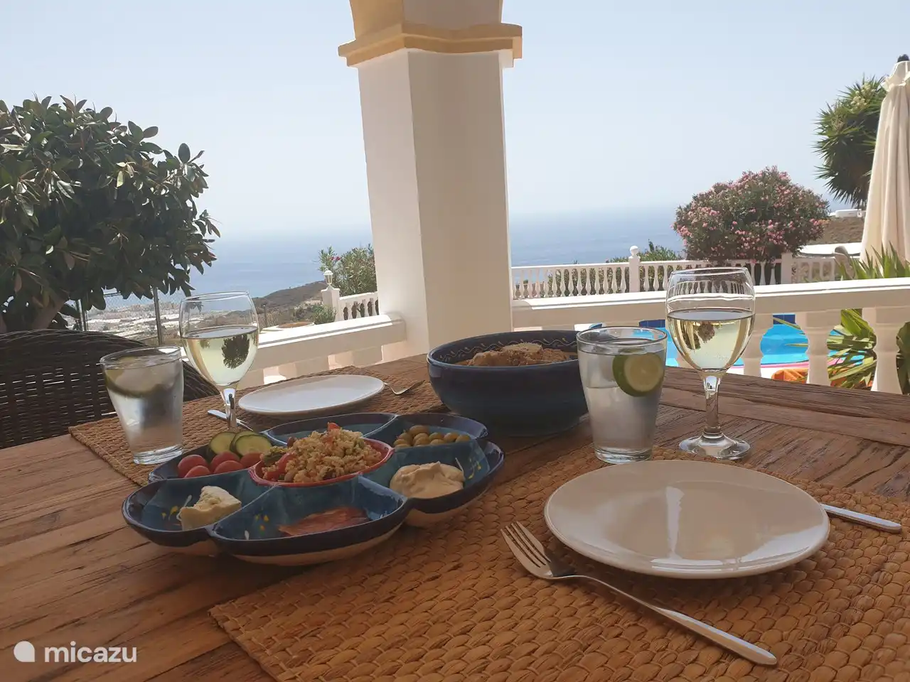 Dégustez des tapas à votre propre table à manger à l'extérieur sur la véranda.