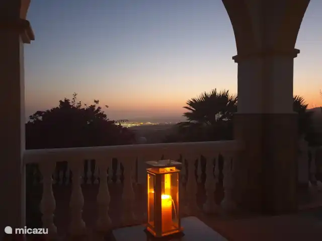 Casa Mirador, vista al mar, privado, lujo en España, Costa del Sol, Torrox - casa vacacional Agradable y larga velada sentado afuera en la veranda.
