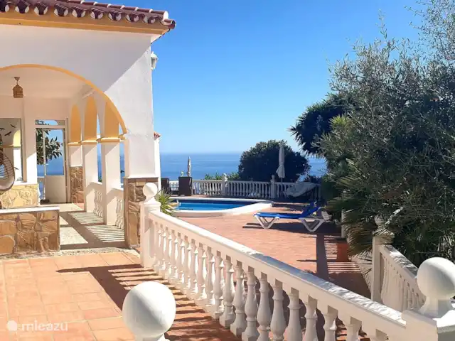 Casa Mirador, vista al mar, privado, lujo en España, Costa del Sol, Torrox - casa vacacional La terraza da la vuelta a la casa. Hay muchos lugares diferentes para sentarse.