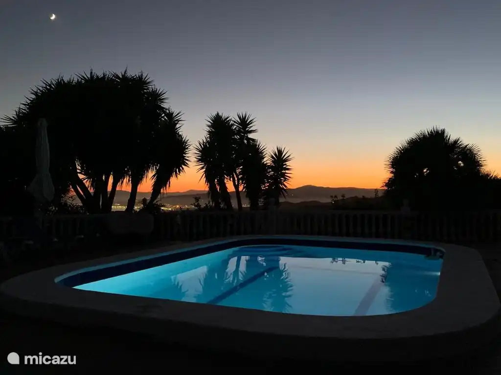 Une photo de la piscine juste après le coucher du soleil.