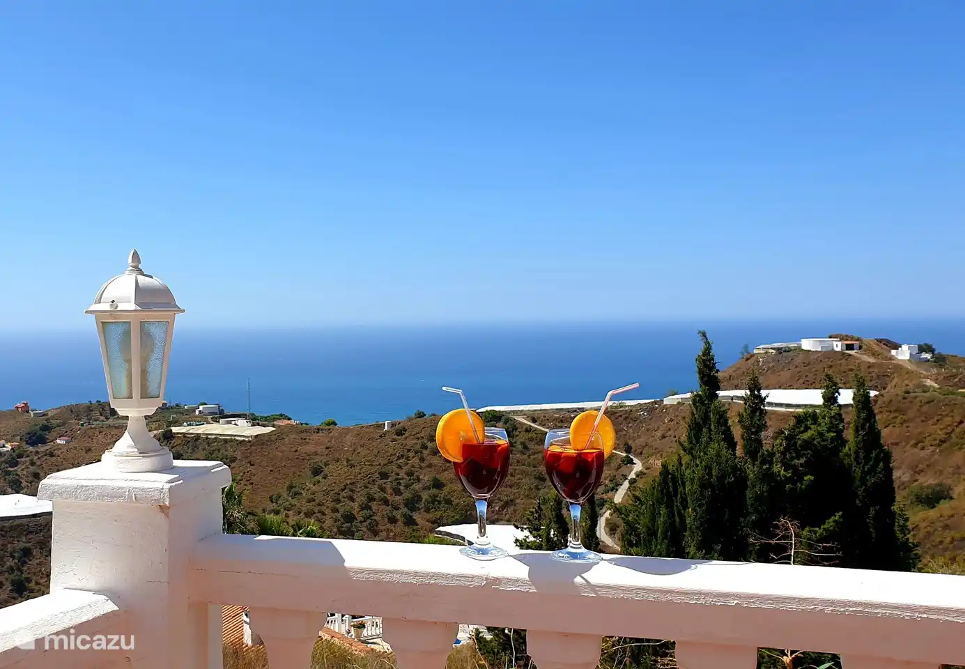 Détendez-vous avec une sangria espagnole.