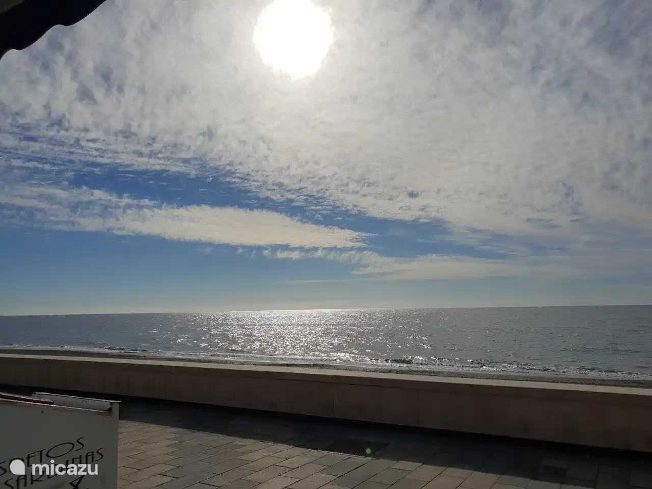 Le boulevard de Torrox Pueblo avec ses restaurants et ses boutiques est situé directement sur la plage.