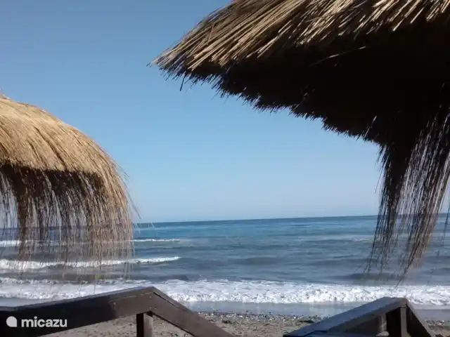 Casa Mirador, vista al mar, privado, lujo en España, Costa del Sol, Torrox - casa vacacional Comer o beber algo cerca del mar en el chiringuito Mambo de Torrox Costa.
