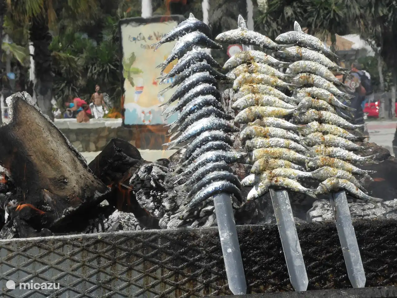 Manger des sardines fraîches sur la plage de Torrox Costa.