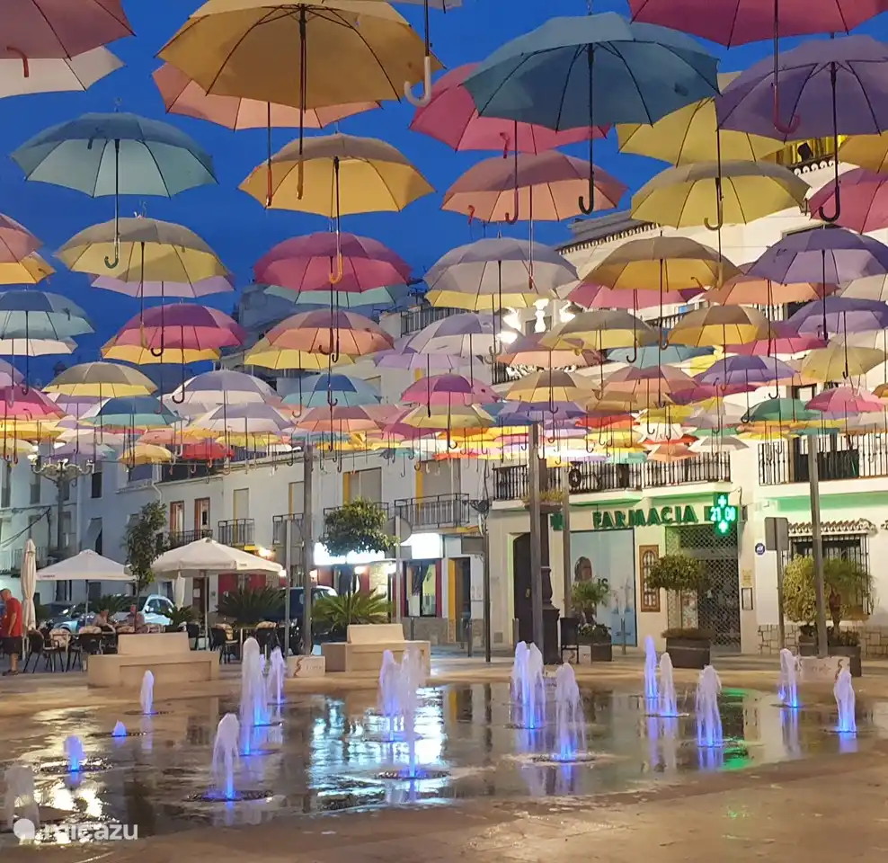 La place confortable de Torrox Pueblo où vous pouvez boire et manger quelque chose pour peu d'argent pendant la journée et le soir.