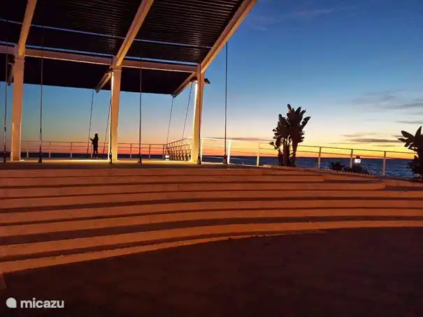 Le début du boulevard au phare la nuit.