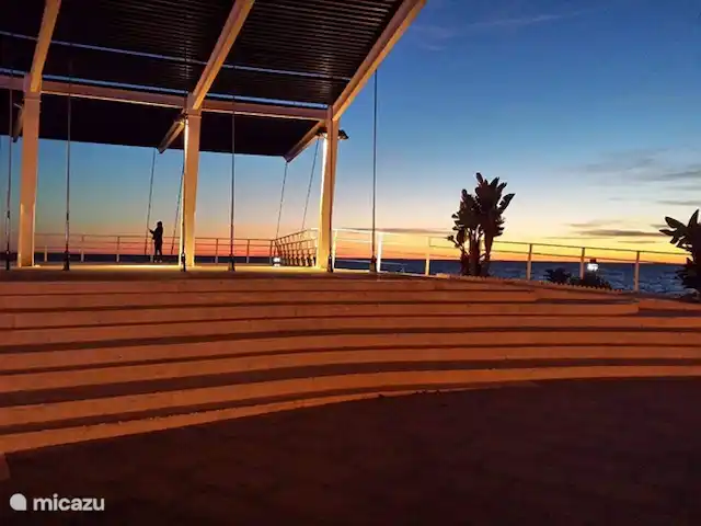 Casa Mirador, vista al mar, privado, lujo en España, Costa del Sol, Torrox - casa vacacional El comienzo del bulevar en el faro por la noche.