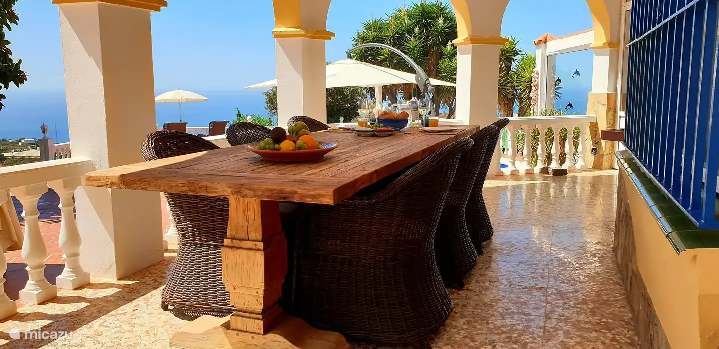 Sur la véranda se trouve une table à manger avec six chaises. Le matin, vous pouvez prendre le petit déjeuner ici au soleil. Plus tard dans la journée, il est agréable de se détendre ici à l'ombre.