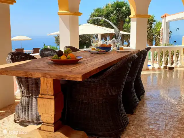 Casa Mirador, vista al mar, privado, lujo en España, Costa del Sol, Torrox - casa vacacional En la terraza hay una mesa de comedor con seis sillas. Por la mañana puedes desayunar aquí al sol. Más tarde en el día es agradable relajarse aquí a la sombra.