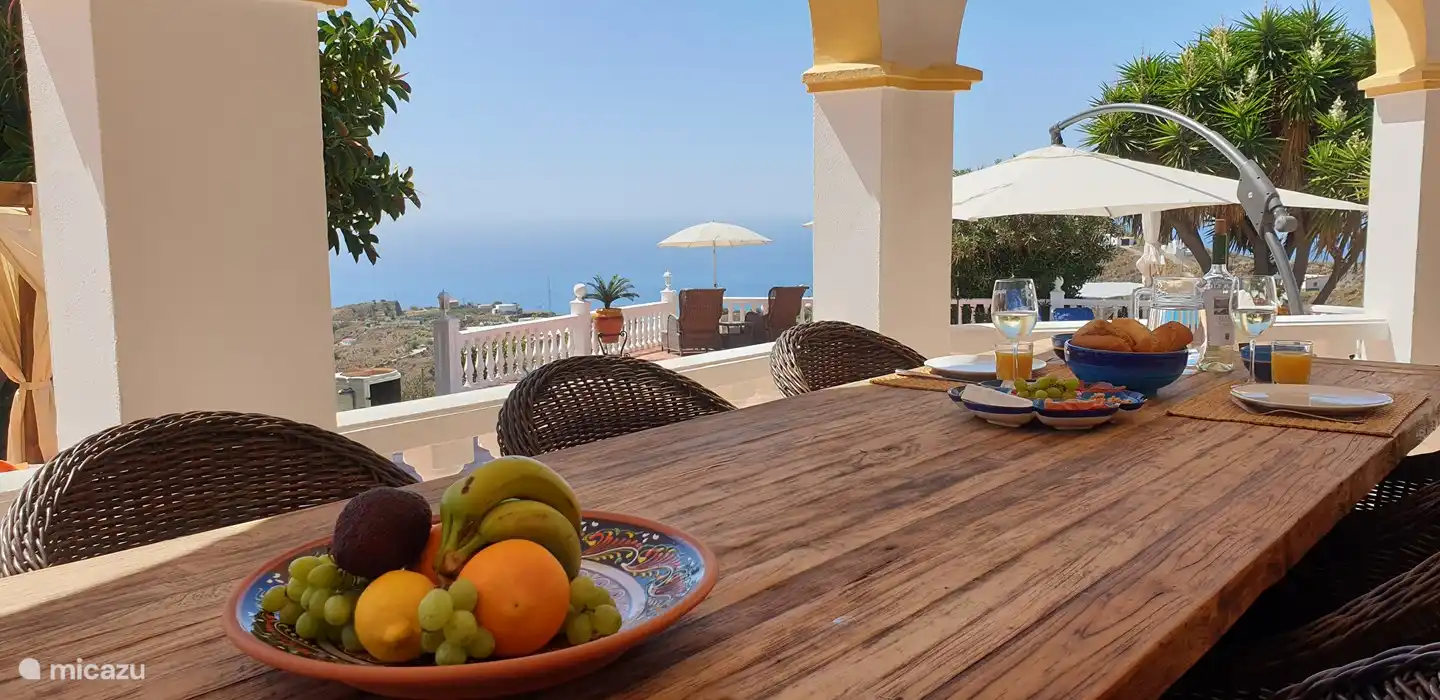 La table à manger à l'extérieur est un endroit où vous pouvez vous asseoir tranquillement toute la journée, ensemble ou seul.