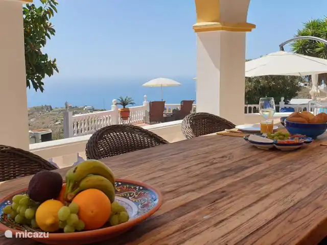 Casa Mirador, vista al mar, privado, lujo en España, Costa del Sol, Torrox - casa vacacional La mesa del comedor exterior es un lugar donde puede sentarse tranquilamente durante todo el día, solo o en compañía.