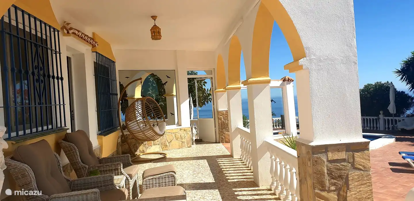 Sur la véranda, vous pourrez vous détendre dans les fauteuils paresseux et le fauteuil suspendu à balançoire.