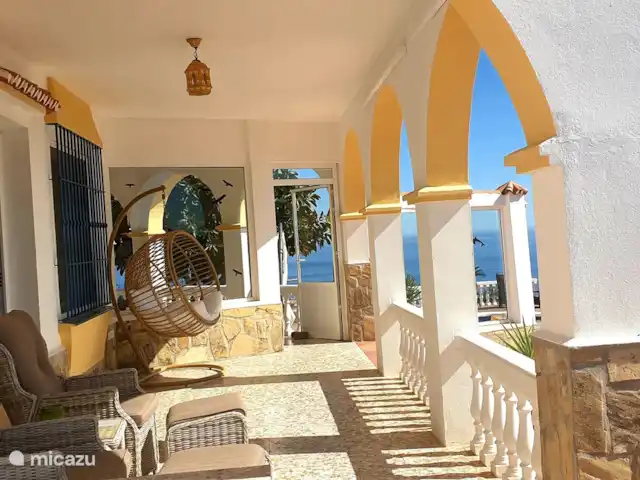 Casa Mirador, vista al mar, privado, lujo en España, Costa del Sol, Torrox - casa vacacional En la veranda puede relajarse en las sillas perezosas y la silla colgante.