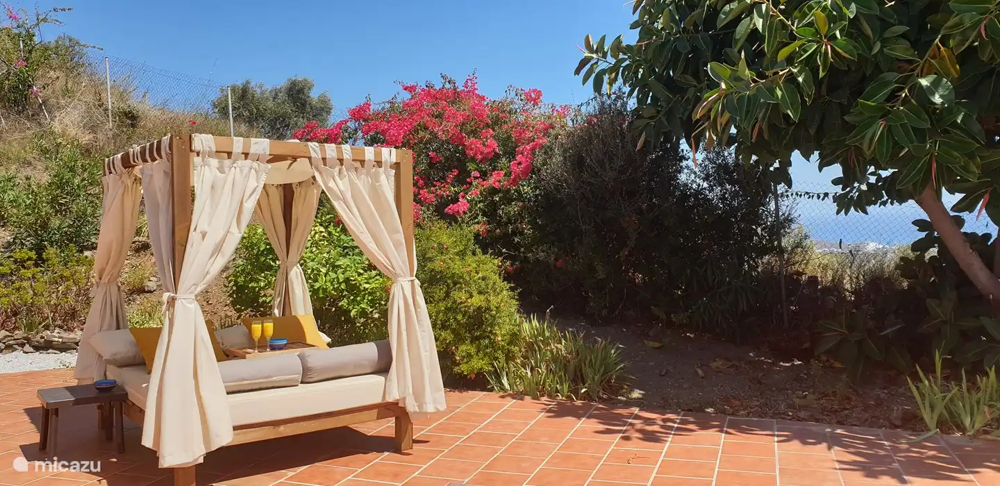 Dans le lit de salon, vous pourrez vous détendre ensemble ou seul au soleil ou à l'ombre.