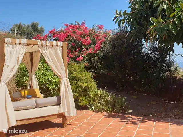 Casa Mirador, vista al mar, privado, lujo en España, Costa del Sol, Torrox - casa vacacional En el salón cama pueden relajarse juntos o solos al sol oa la sombra.