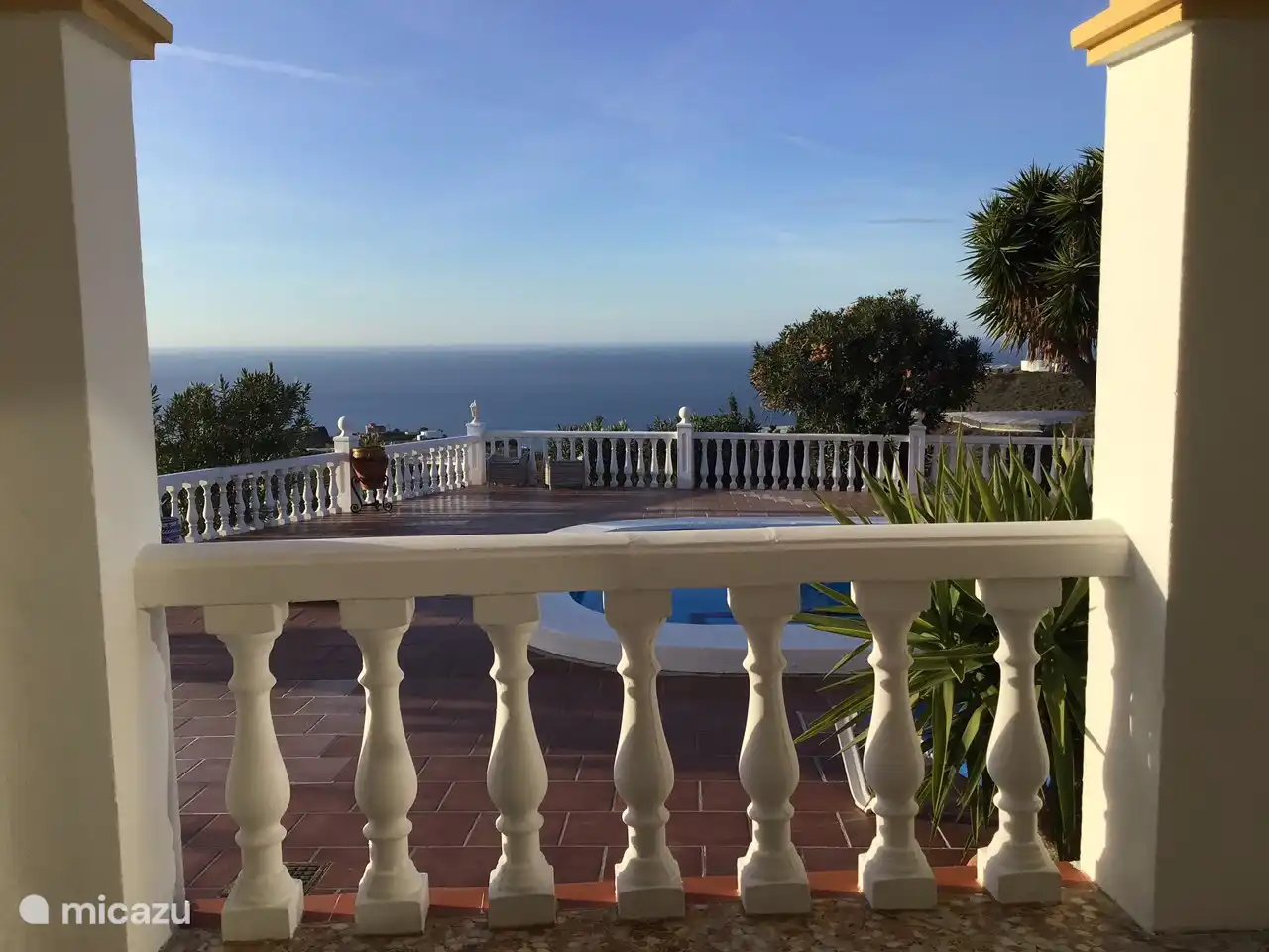 De la véranda vous avez une vue sur la piscine, et vous avez également une belle vue sur la mer et les montagnes.