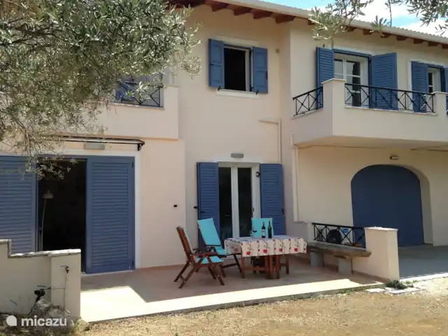 appartement huren in Griekenland, Peloponnesos, Archaia Epidavros – Goddelijk Griekenland - App. Beneden In de garage rechts bevindt zich de wasmachine.